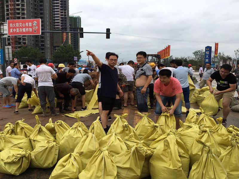 2016年7月20日，集團(tuán)公司組織員工參與“安陽7·19特大洪水”搶險(xiǎn)救災(zāi)工作。
